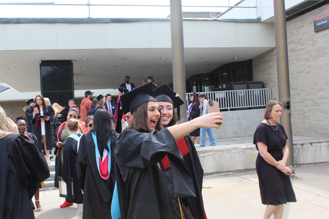 grads do selfie