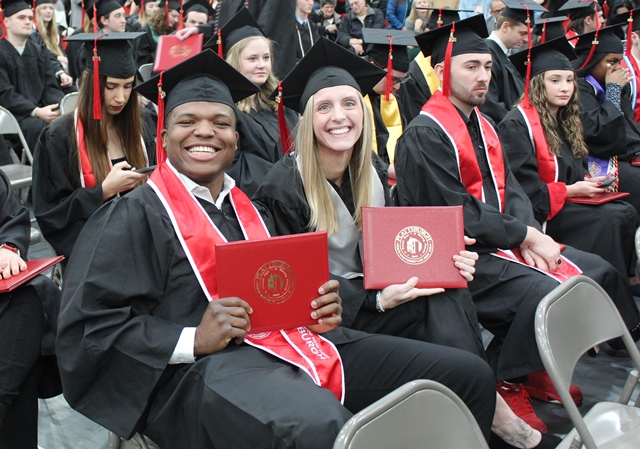 grads with diplomas